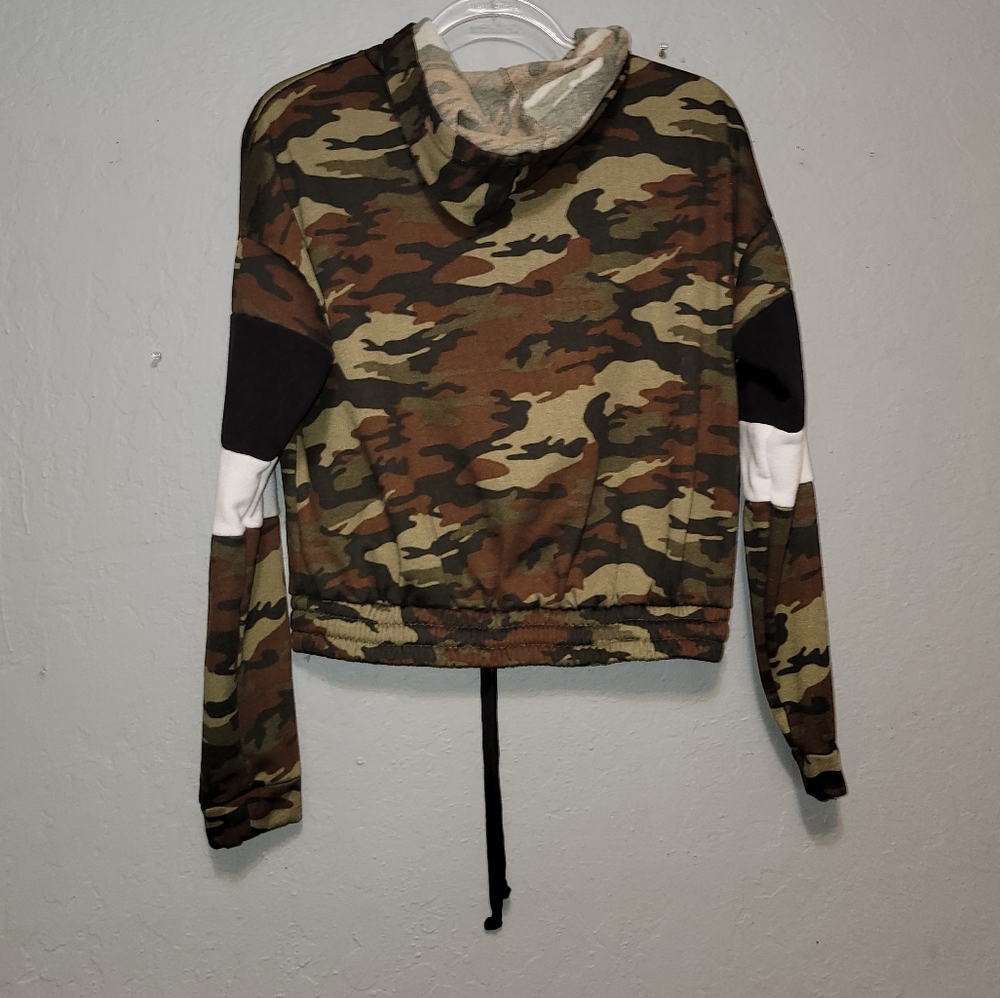 Justify Camo Cropped Pullover Hoodie With drawstring Size Medium - Picture 3 of 4
